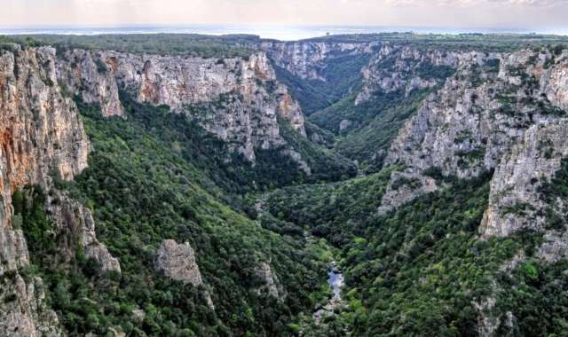 Imponente e incontaminata: � la Gravina di Laterza, il grande canyon pugliese